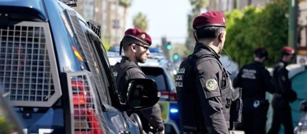 Agentes del GAR de la Policía Local de Sevilla