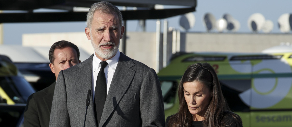 Spanish King Felipe VI and Letizia during a visit to Universitario Hospital on after Railway Accident in Toledo on Thursday, 29 October 2026.