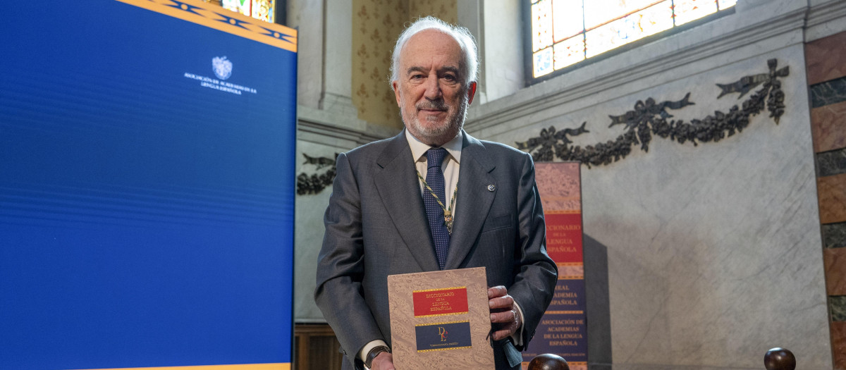 Santiago Muñoz Machado, director de la RAE, posa con la nueva edición del Diccionario