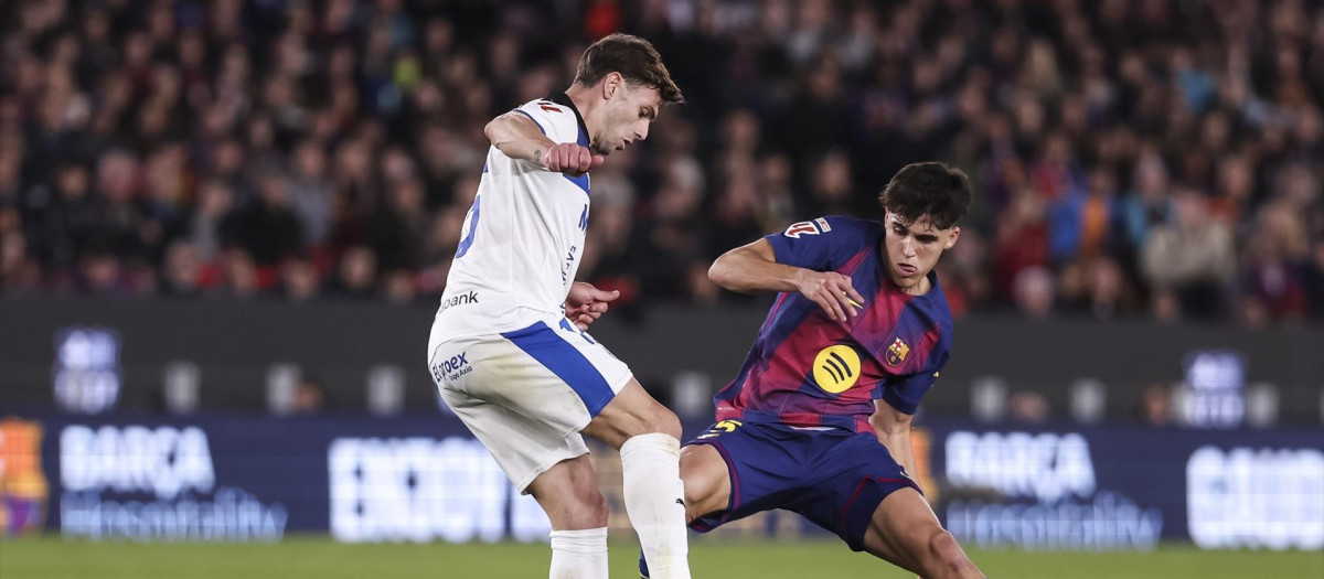 Lucas Boyé pelea un balón con Cubarsí en el Barça - Alavés de la temporada pasada