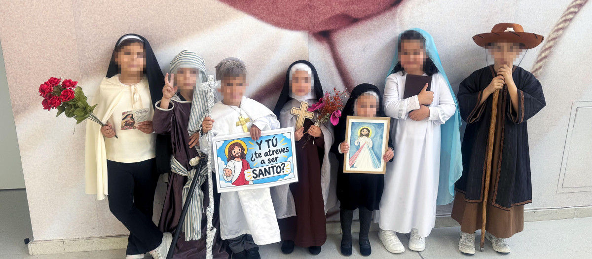 Alumnos del Colegio Juan Pablo II de Parla disfrazados de santos para celebrar 'Holywins'