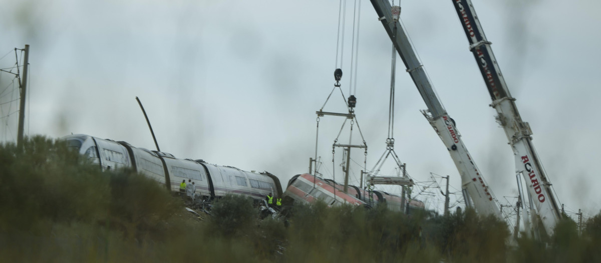 Miembros de los servicios de rescate y maquinaria pesada continúan este viernes los trabajos de rescate de los dos trenes accidentados este miércoles en Urda (Toledo)