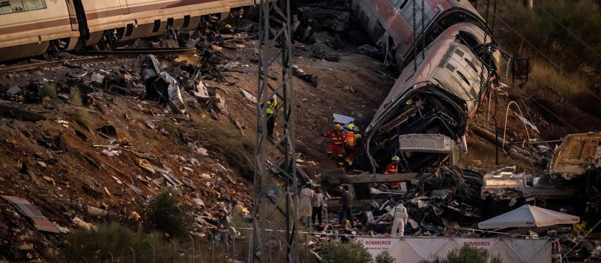 Efectivos de la UME trabajan en los vagones descarrilados en la zona del accidente ferroviario en Urda.