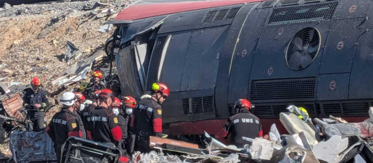 Agentes de la Unidad Militar de Emergencias (UME) trabajan en el lugar del accidente de Urda