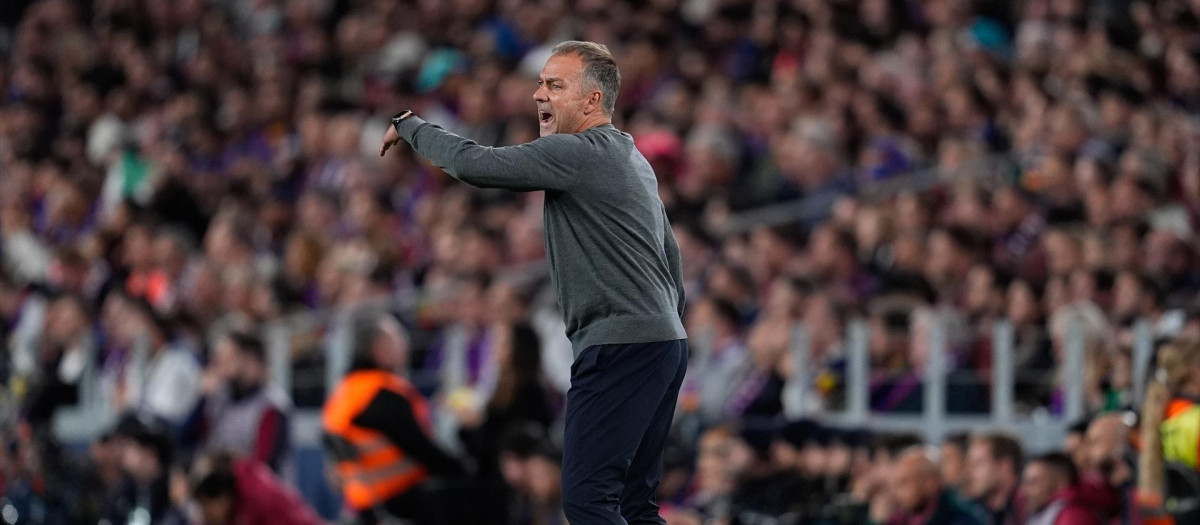 Hansi Flick da órdenes a sus futbolistas durante el Barça - Real Madrid