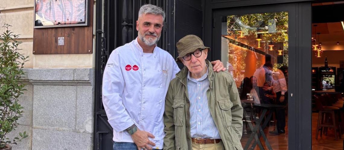 Rubén Iborra y Woody Allen en la puerta de Ruge La Barra