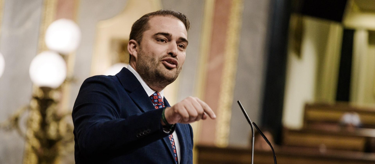El diputado del PSOE Manuel Arribas interviene durante un pleno en el Congreso