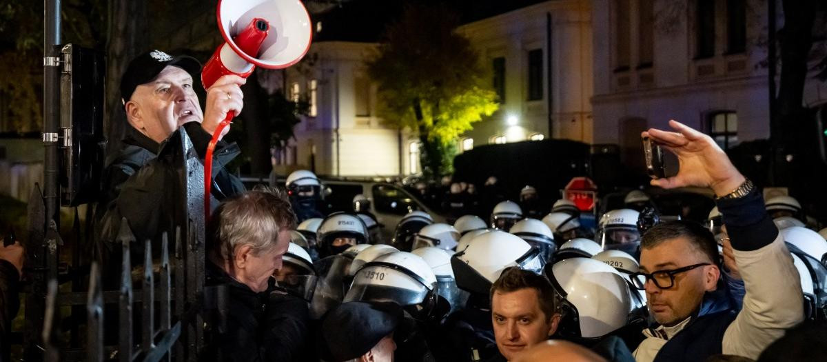 El presidente del Tribunal Constitucional polaco, Bogdan Święczkowski, se dirige con un megáfono a los manifestantes concentrados frente a la sede del tribunal en Varsovia