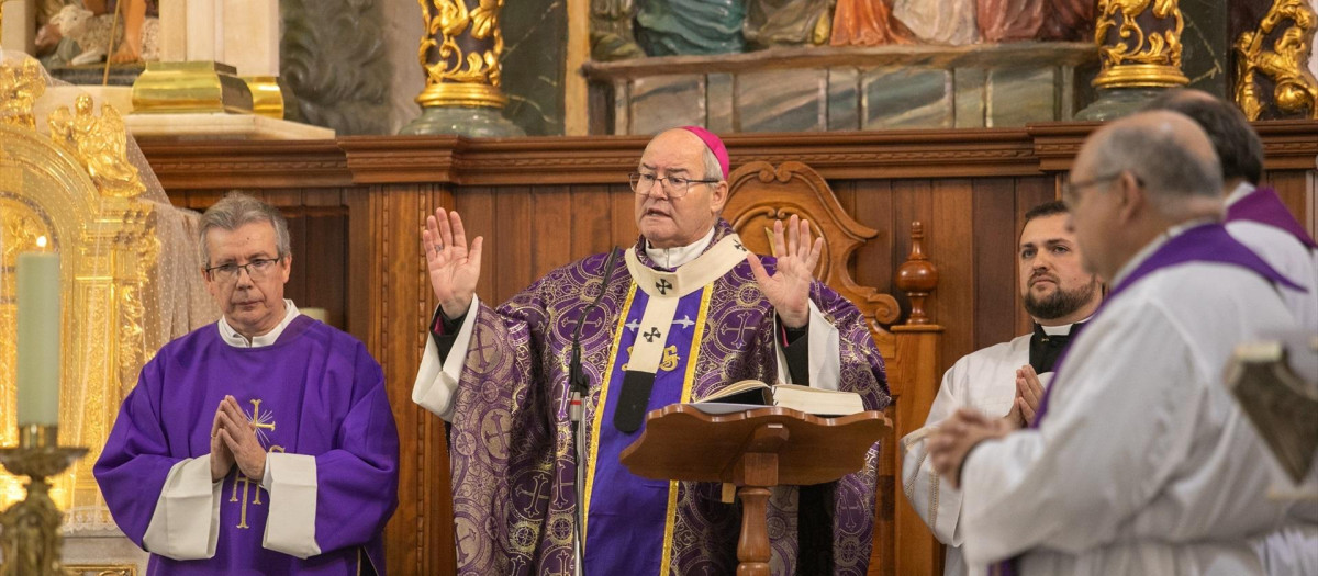 El arzobispo de Toledo, Francisco Cerro Chaves, durante una misa funeral por los fallecidos en el accidente ferroviario del pasado 28 de octubre, en la iglesia parroquial de san Juan Bautista, a 31 de octubre de 2026, en Urda, Toledo, Castilla-La Mancha (España). La celebración religiosa pretende ofrecer consuelo a los familiares de los fallecidos y acompañar a todos aquellos que continúan viviendo horas de angustia e incertidumbre.

Juanma Jiménez / Europa Press
31/10/2026