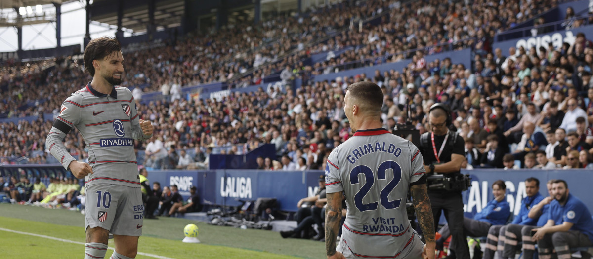 Álex Baena junto a Griamaldo celebrando el primer gol contra el Levante