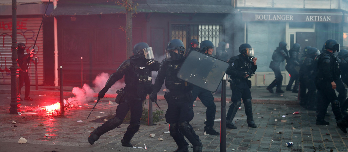 La policía antidisturbios de París reaccionan a actos vandálicos tras la manifestación convocada por los sindicatos