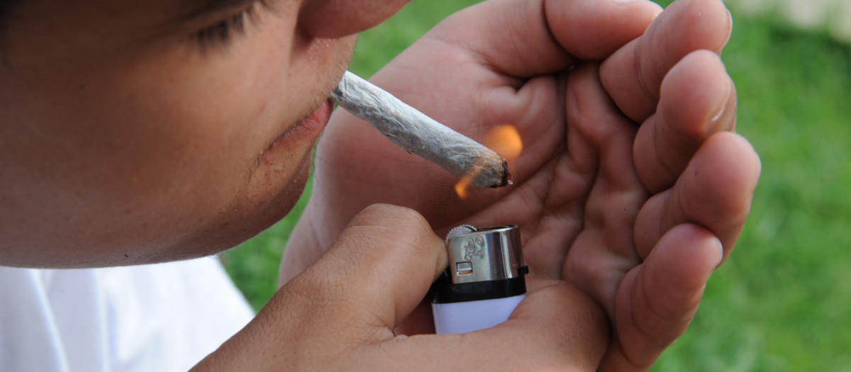 Joven fumando marihuana