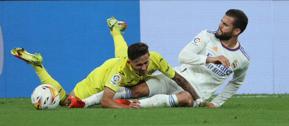 El jugador del Real Madrid disputa un balón frente a un jugador del Villarreal