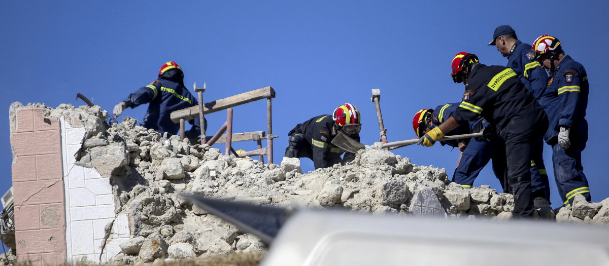 bomberos buscan supervivientes entre los escombros de una iglesia tras un terremoto, en la aldea de Arkalochori en la isla de Creta.