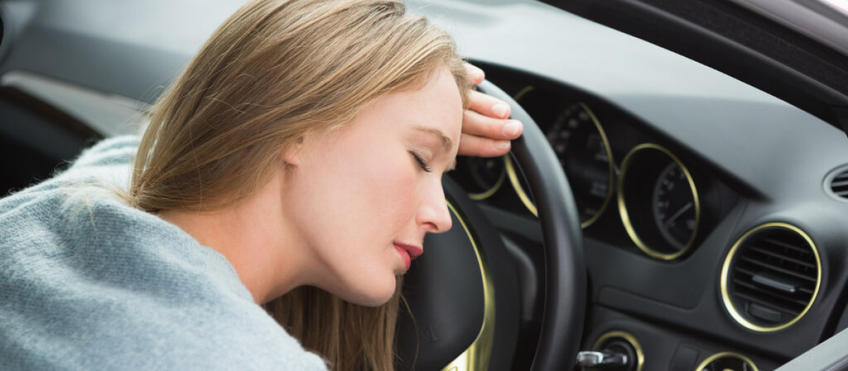 una mujer dormida al volante