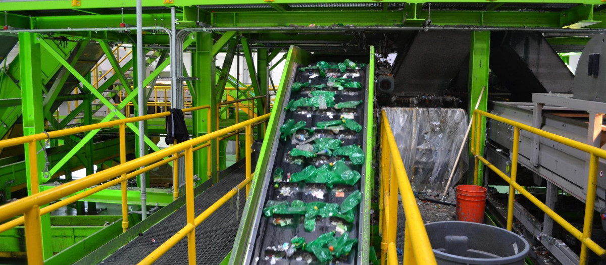 Vista de una planta de reciclaje de botellas de plástico.