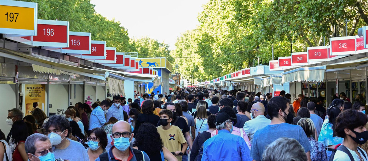 Visitantes en la Feria del Libro de Madrid.