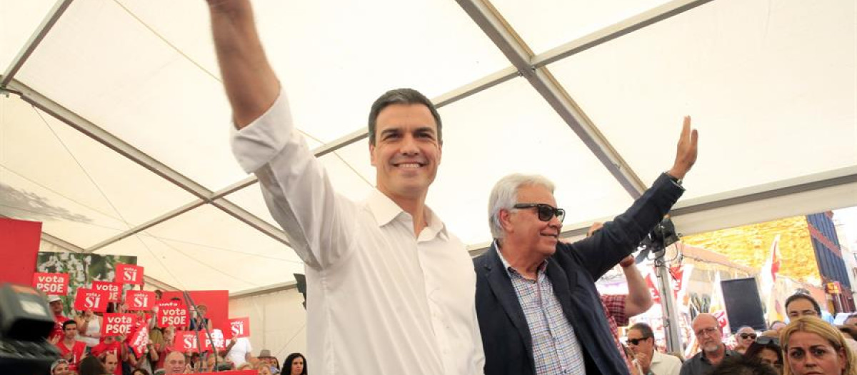 El secretario general del PSOE, Pedro Sánchez, junto al expresidente del Gobierno Felipe González