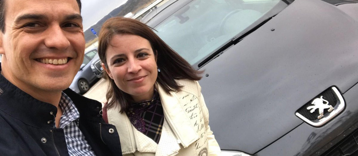 Pedro Sánchez y Adriana Lastra con su Peugeot