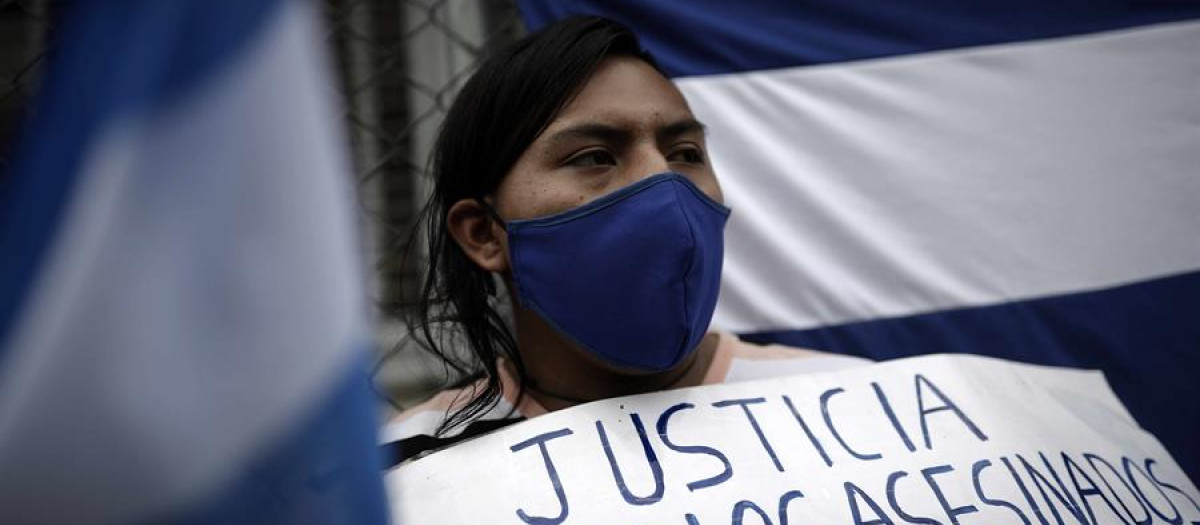 Nicaragüenses refugiados en Costa Rica protestan frente a la embajada de Nicaragua