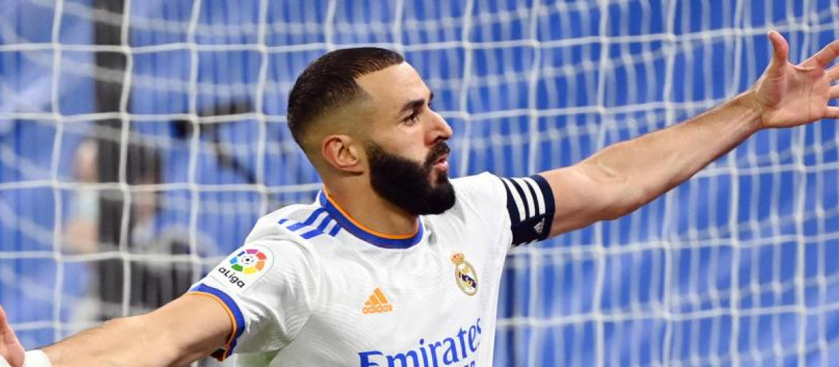 Karim Benzema celebra un gol con el Real Madrid