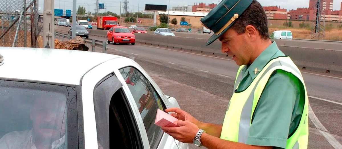 Guardia Civil sancionando a un conductor por incumplimiento de la norma