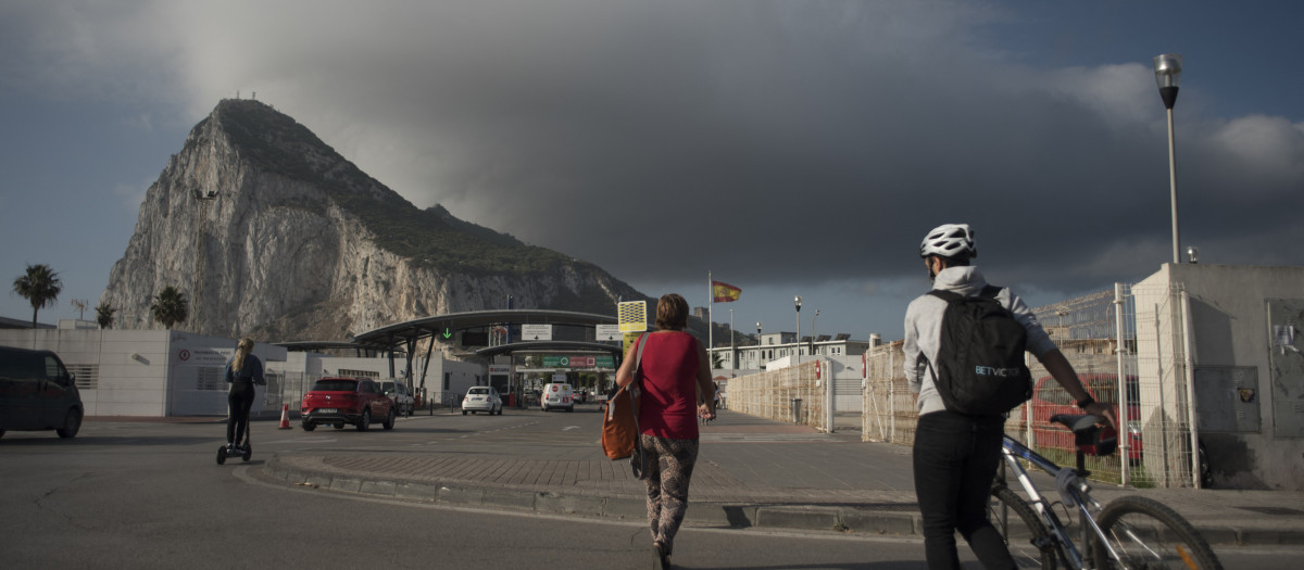 Personas cruzando la frontera de Gibraltar en La Línea de la Concepción el 24 de junio de 2021