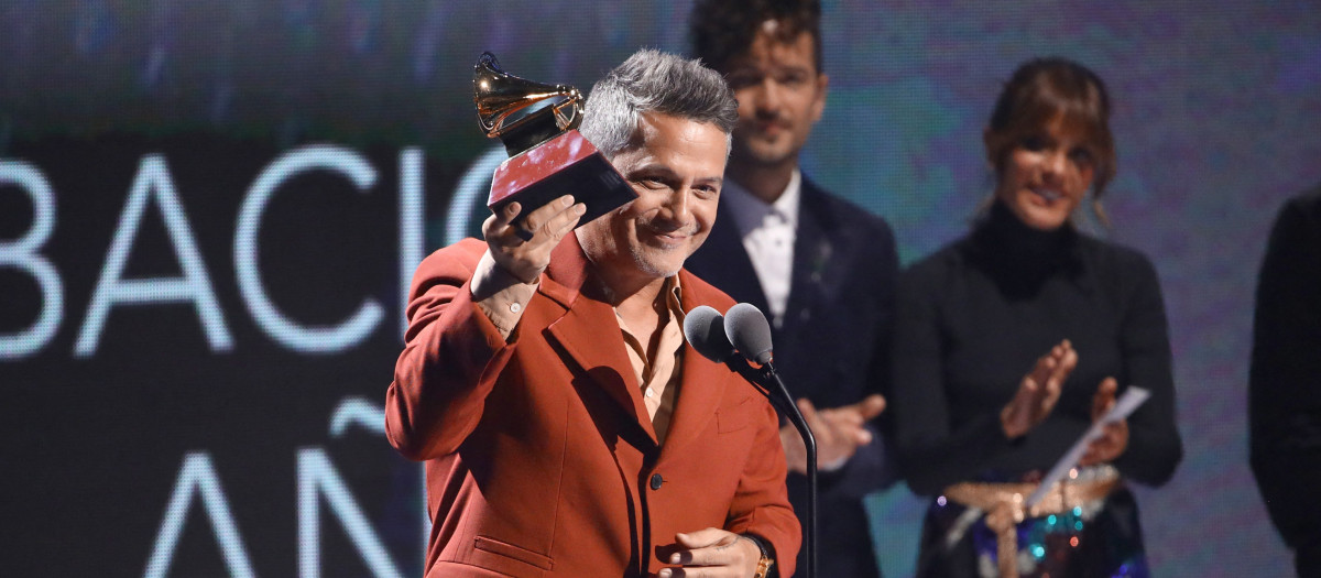Alejandro Sanz recogiendo uno de sus numerosos premios