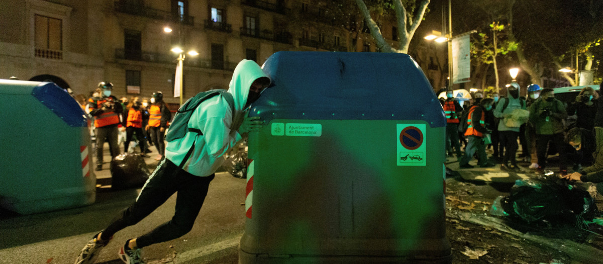 Una imagen que regresa a las calles de Barcelona: protestas de los CDR, vandalismo y detenciones