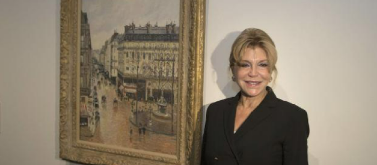 Carmen Thyssen junto a "Rue Sant-Honore", de Pissarro