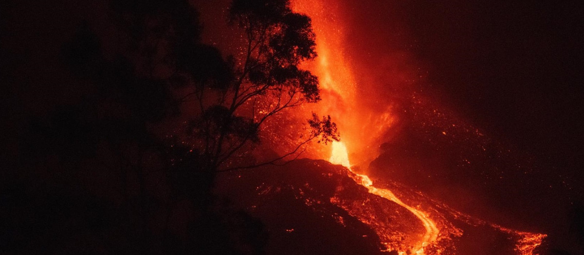 El volcán de La Palma mantiene su intensidad tras dos semanas