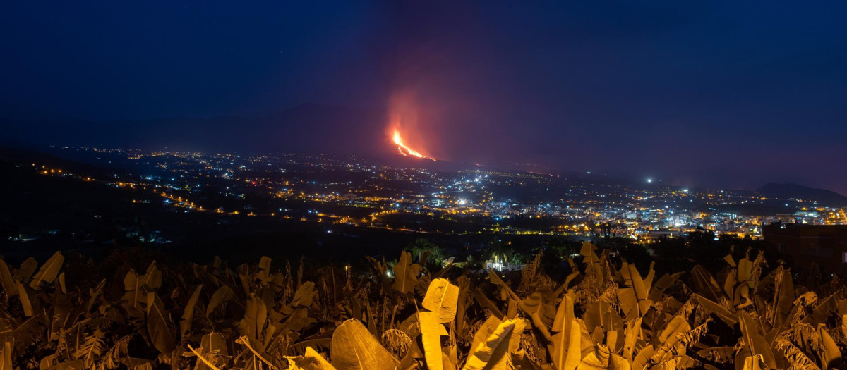 Imagen del volcán de La Palma desde la distancia