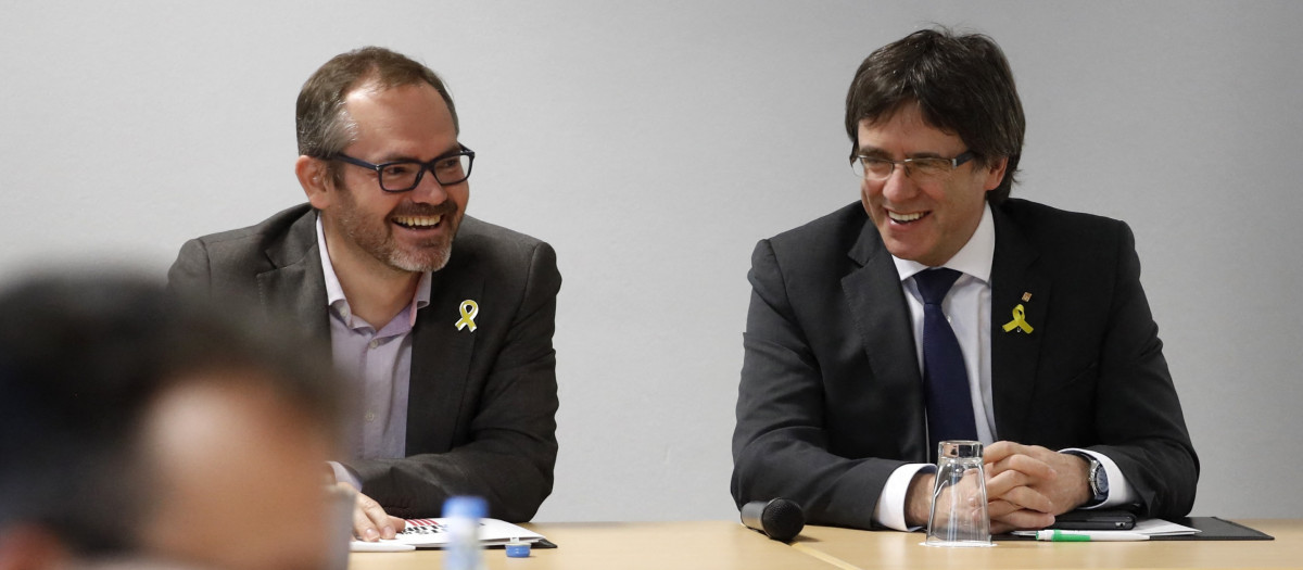 Carles Puigdemont, reunido con su equipo a primeros de mayo de 2018, cuando se produjo dicho pago de 900 euros a un prostíbulo