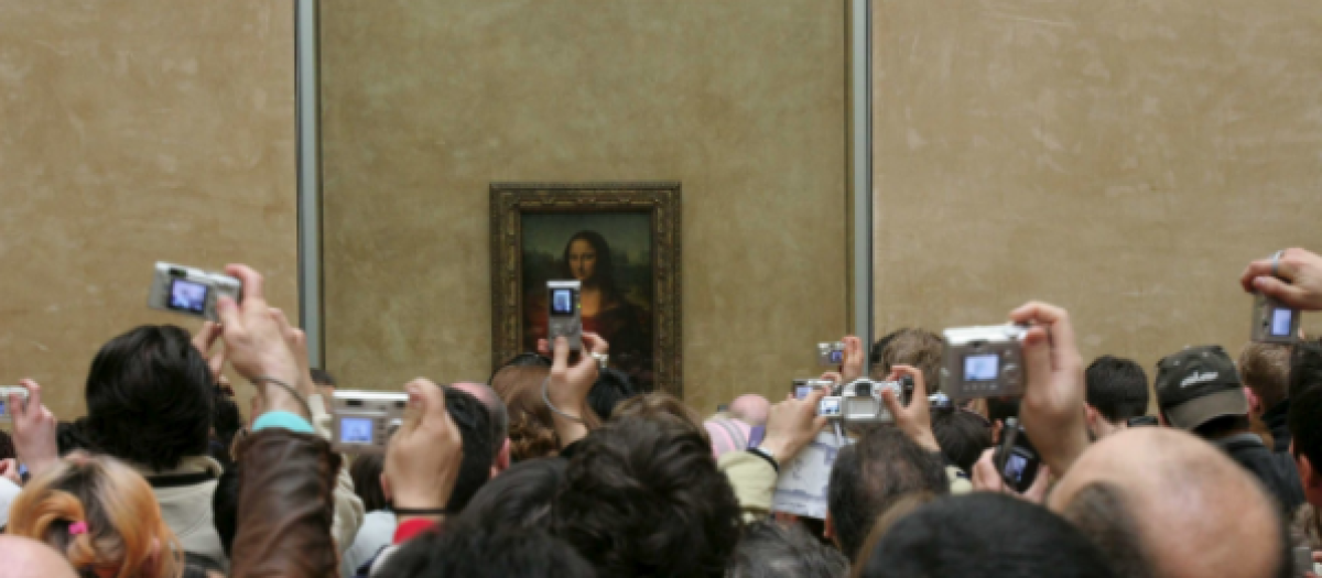 La Mona Lisa fotografiada por cientos de personas en el Louvre