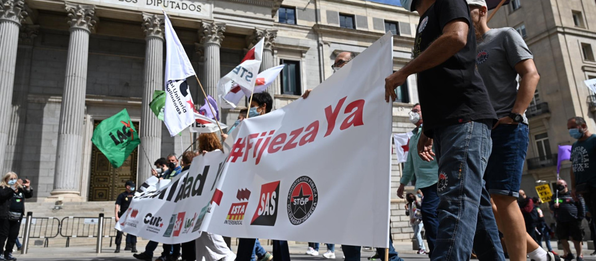 Manifestación de personal público interino frente al Congreso de los Diputados
