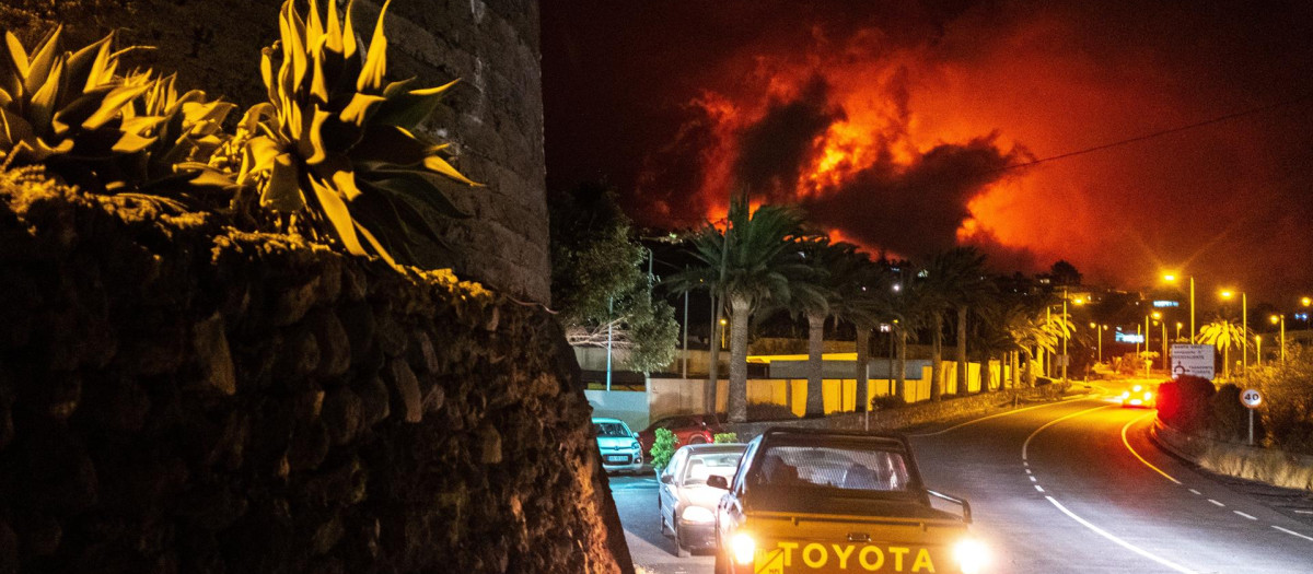 Vista de la erupción del volcán de La Palma tomada esta madrugada desde la localidad de Tajuya, en el municipio de El Paso.