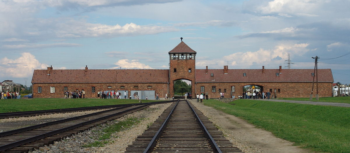 Entrada al campo de concentración Auschwitz-Birkenau