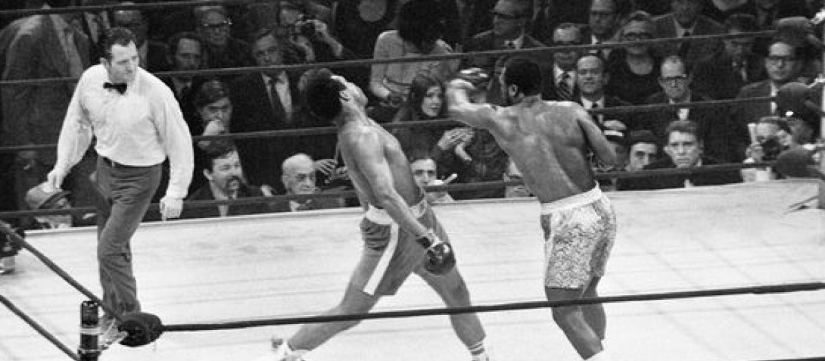 Muhammad Ali esquiva un golpe de Joe Frazier