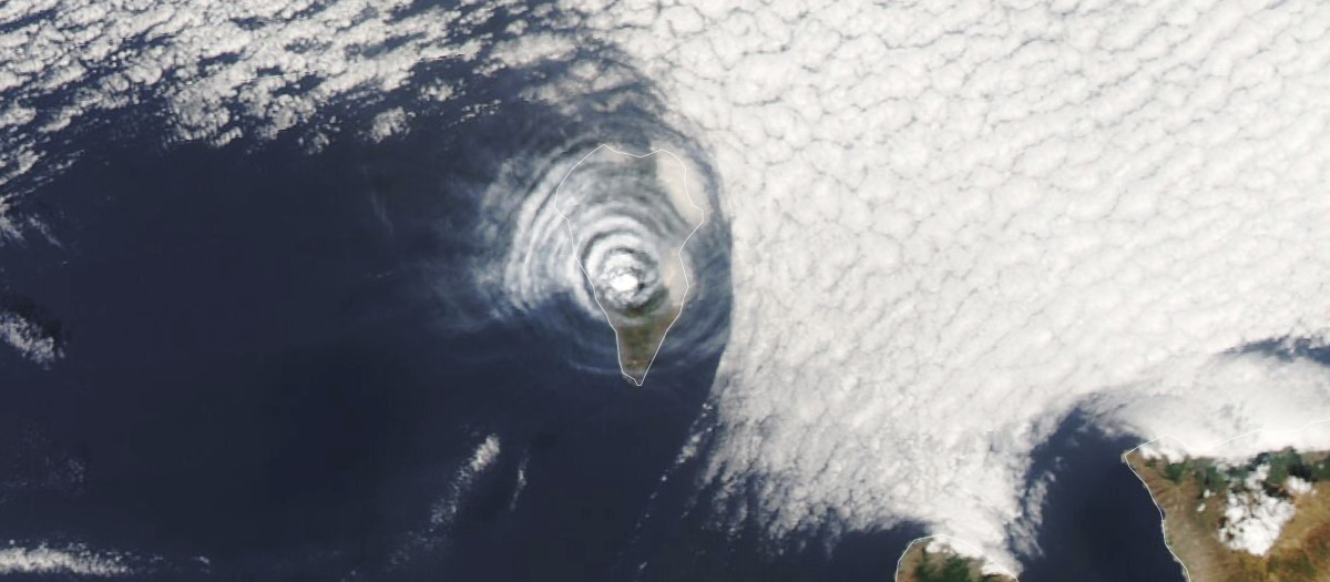 Vista aérea de las nubes concéntricas formadas sobre la isla de La Palma