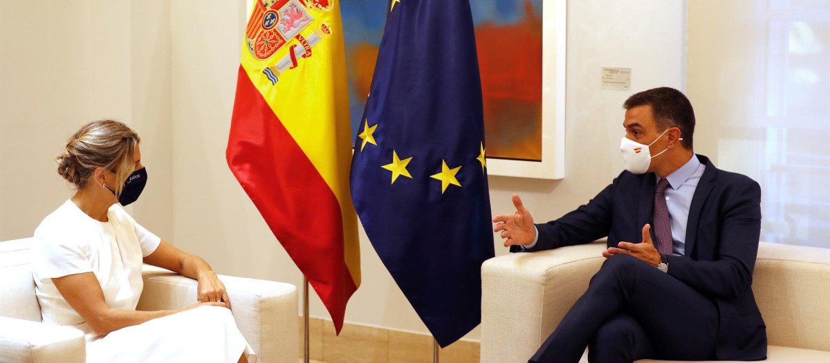 El presidente del Gobierno, Pedro Sánchez, y la vicepresidenta segunda, Yolanda Díaz