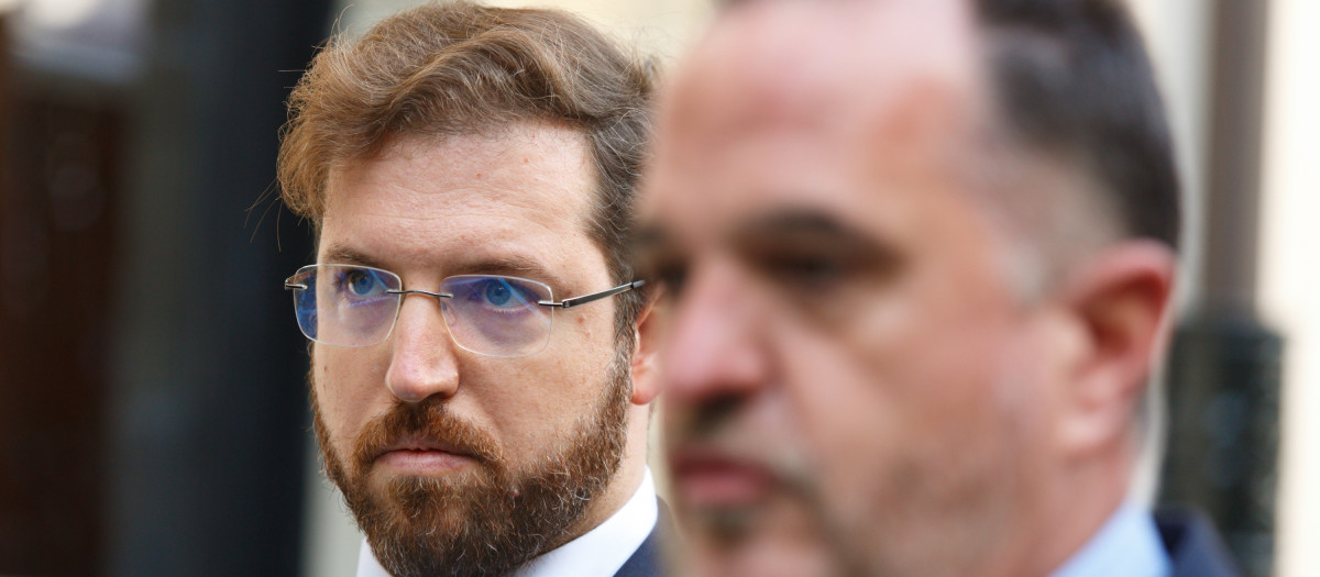 El exlíder de Cs en el País Vasco, Luis Gordillo (i), con el presidente del PP vasco, Carlos Iturgaiz (d)