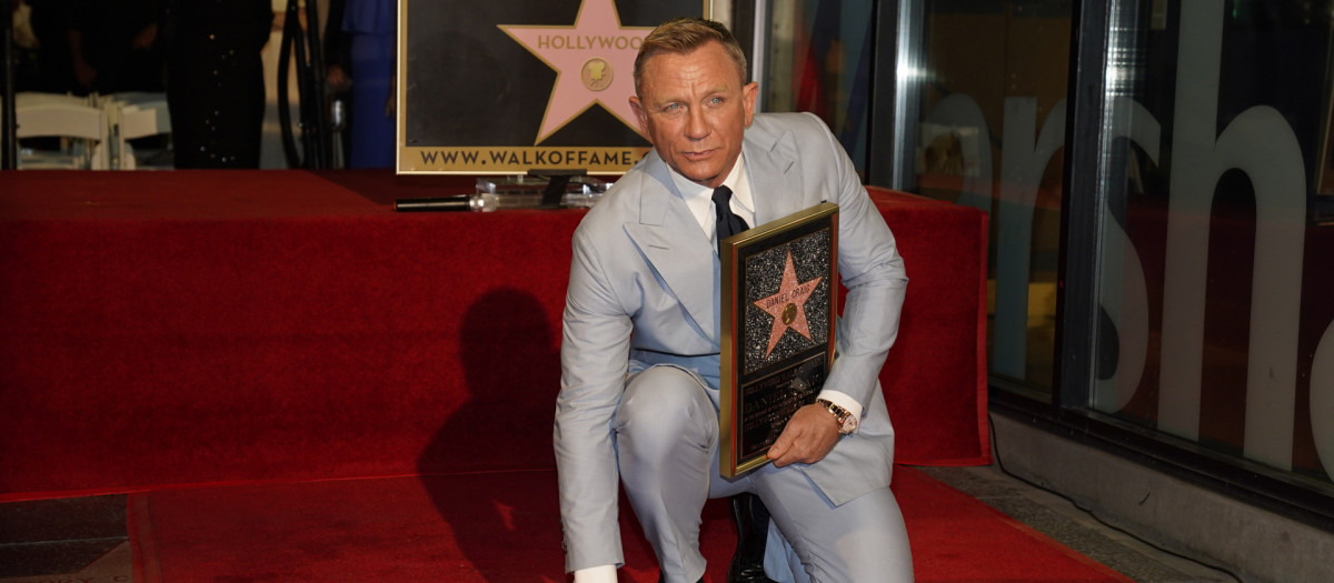 Daniel Craig posa ante los medios con su estrella en el Paseo de la Fama de Hollywood