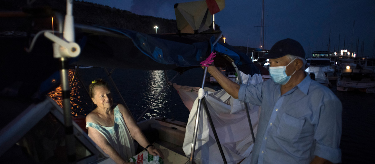 Margaretha Straates y Luis en su embarcación tras la erupción del volcán de Cumbre Vieja