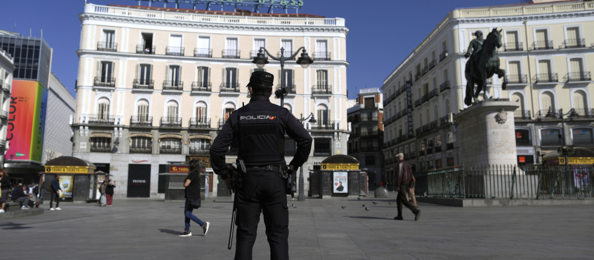 Un agente de la Policía Nacional en la Puerta del Sol, Madrid