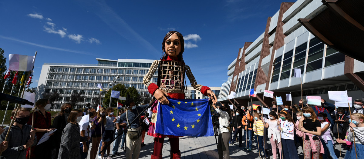 "Little Amal", un títere gigante que representa a una niña refugiada siria, afueras del Consejo de Europa en Estrasburgo