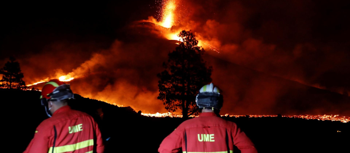 Equipos de la Unidad Militar de Emergencias vigilan la noche la actividad del volcán de La Palma