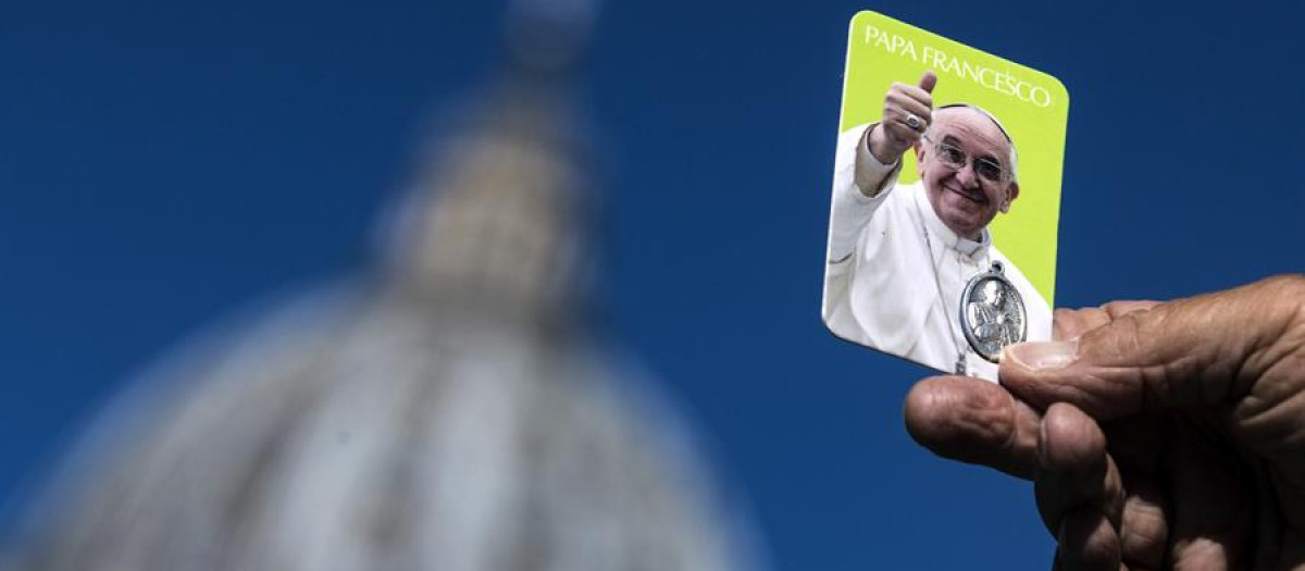 Estampa del Papa Francisco frente a la basílica de San Pedro