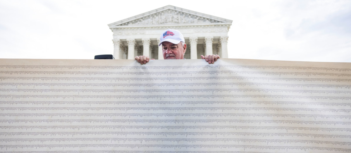 Un manifestante antiaborto protesta en Washington