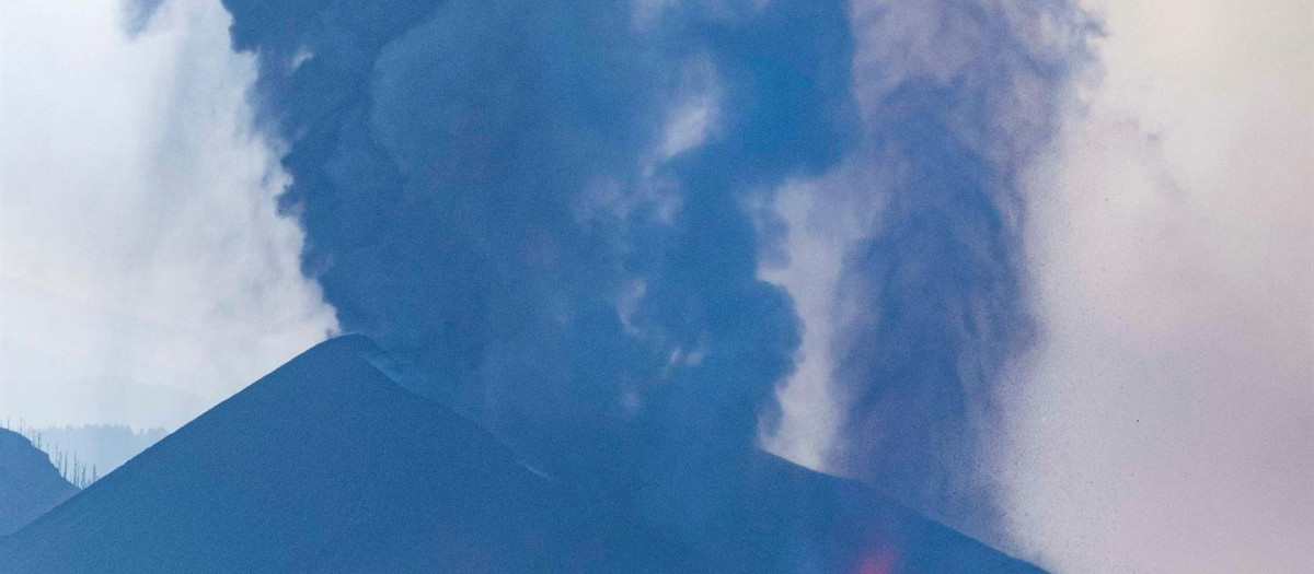 El volcán Cumbre Vieja no da tregua y ha sufrido la caída parcial de su cono emitiendo grandes cantidades de lava