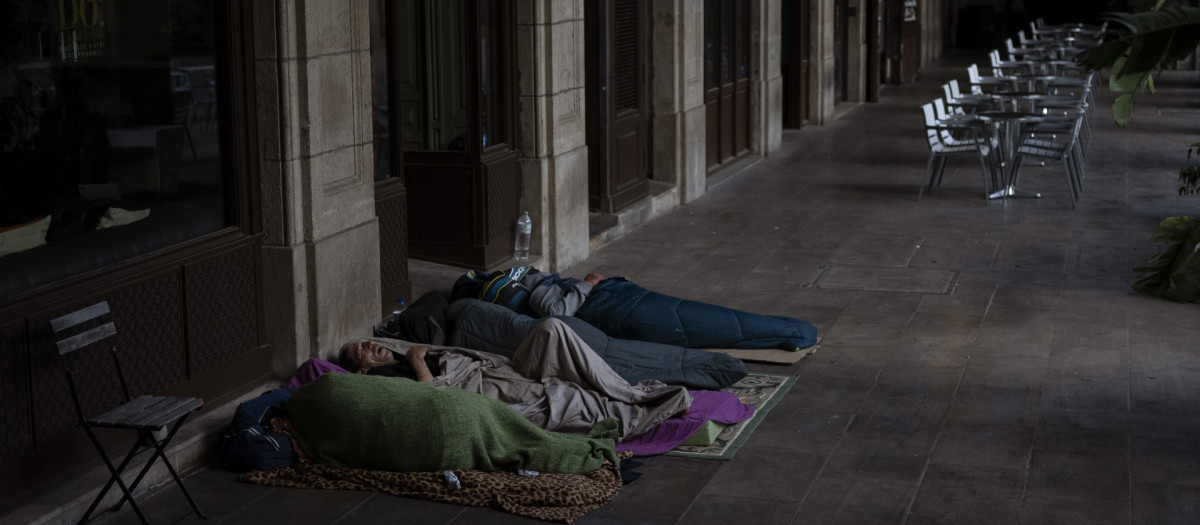 Unos mendigos en Barcelona durmiendo al raso en la calle